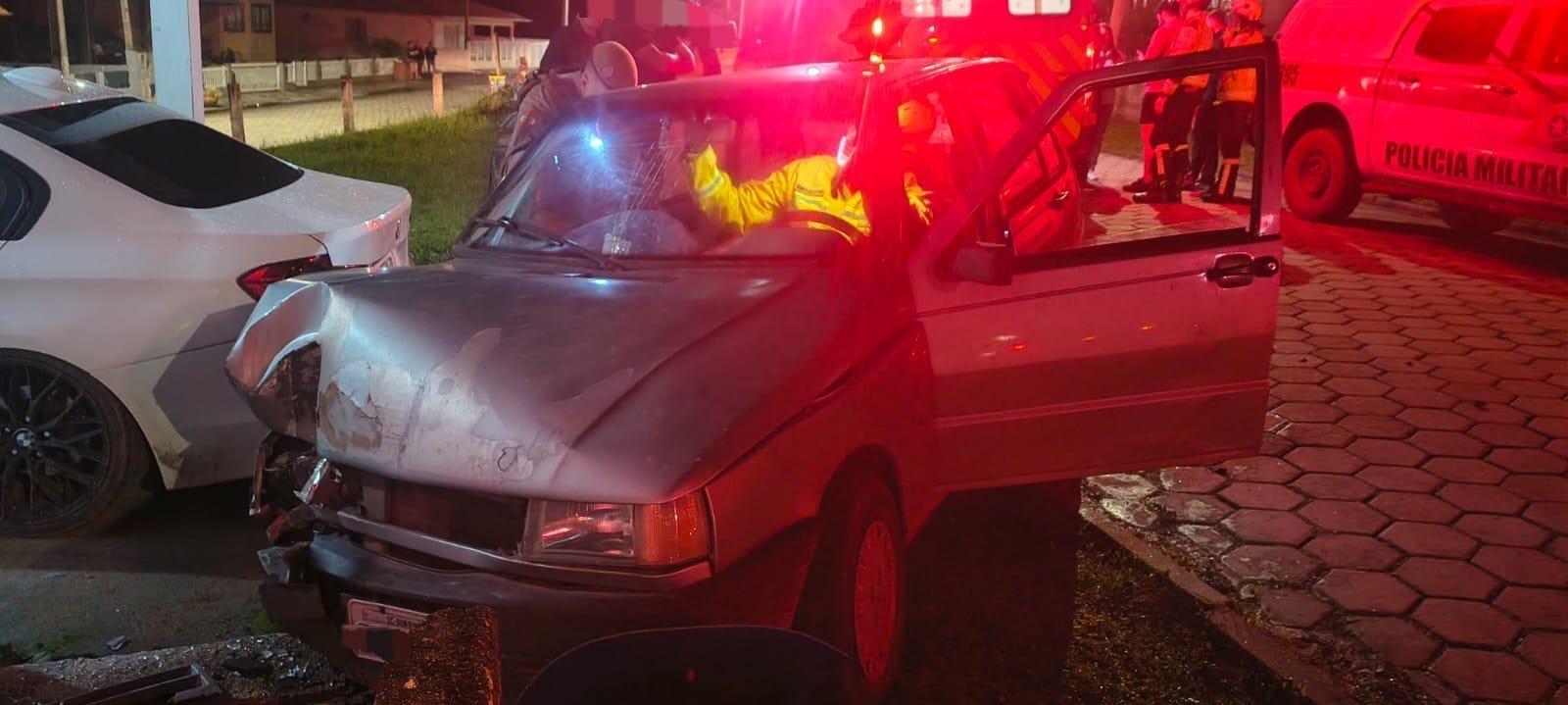 Idoso fica ferido após carro bater contra muro em Bom Retiro