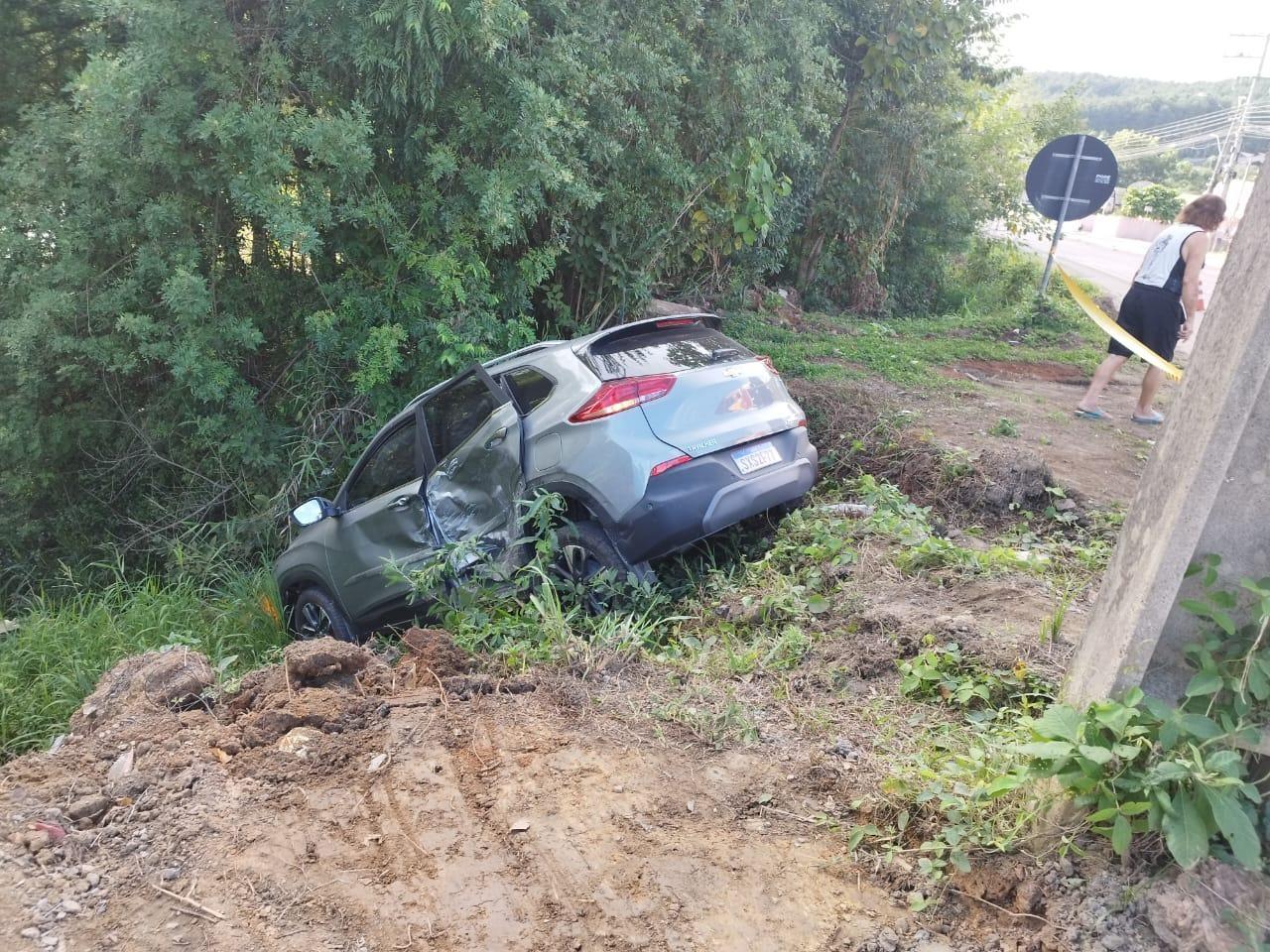 Idoso fica ferido em acidente entre dois carros na SC-350, em Laurentino