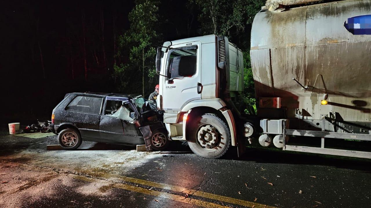 Idoso morre após colisão entre automóvel e caminhão 