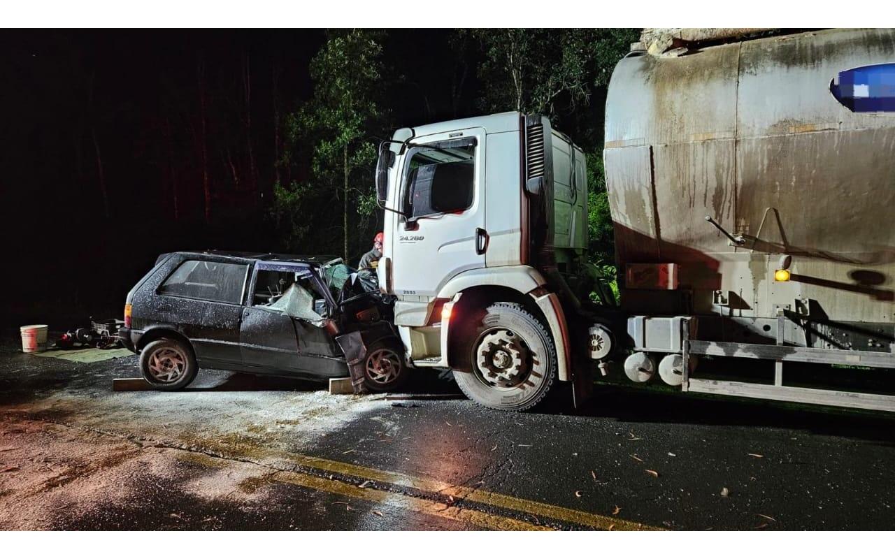 Idoso morre após colisão entre automóvel e caminhão 