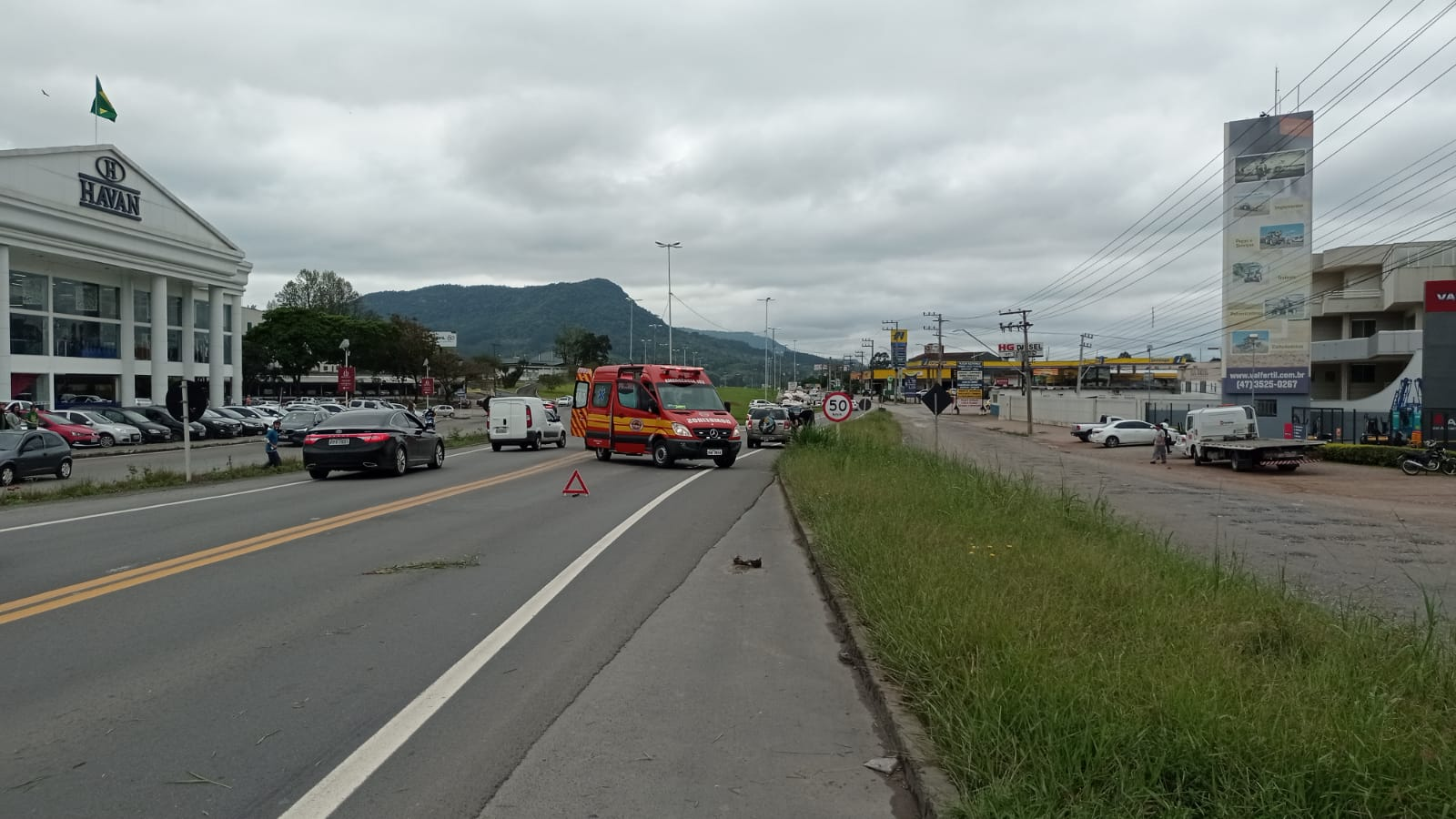 Idoso morre atropelado ao atravessar trecho sem faixa de pedestres na BR-470
