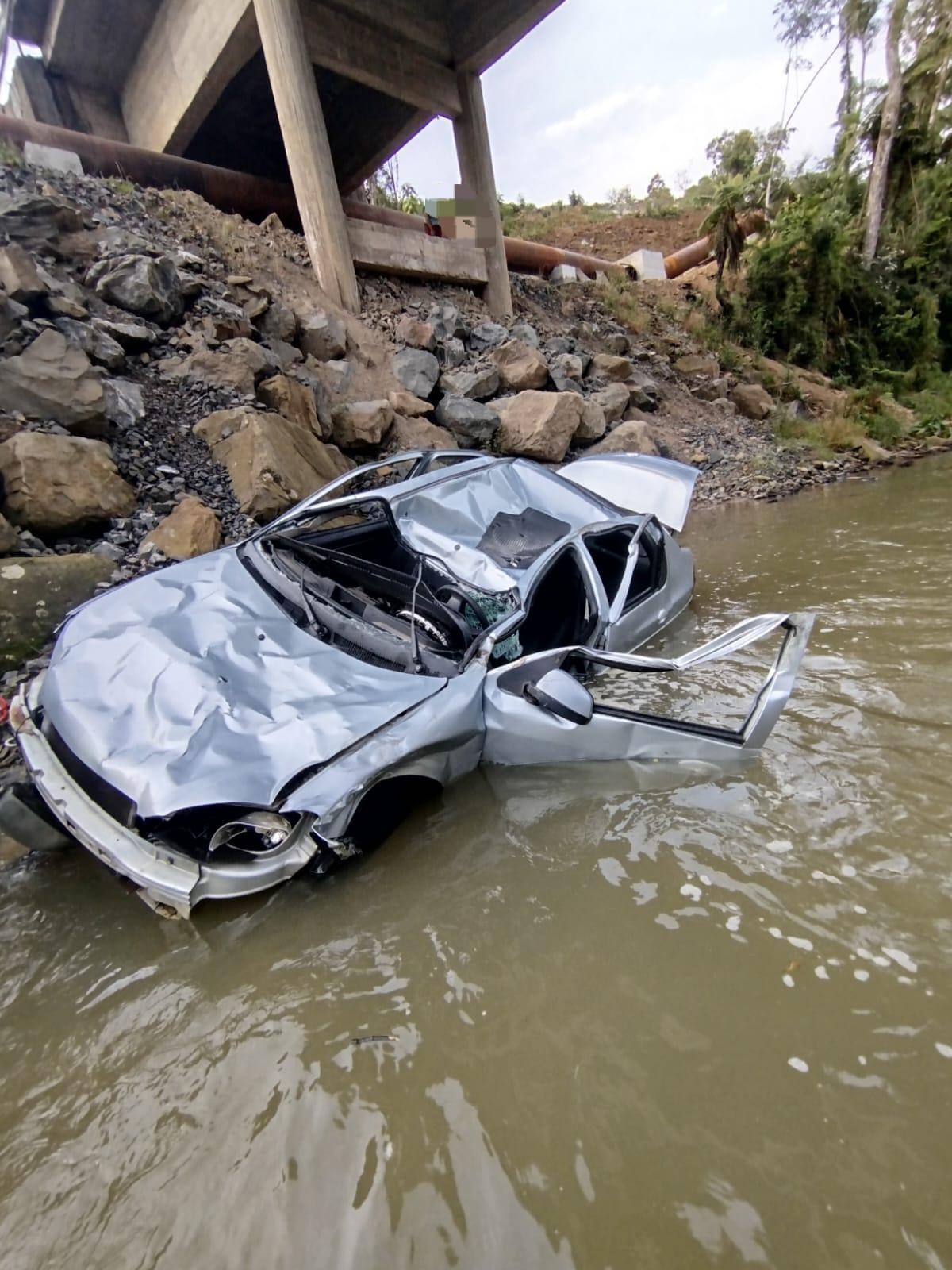 Idoso morre e duas mulheres ficam feridas após carro cair de ponte na SC-350 em Ituporanga