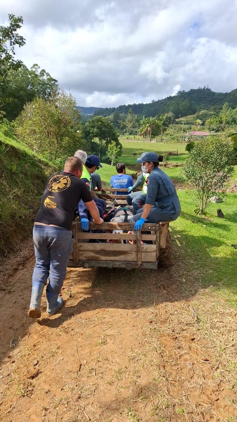  Idoso sofre fratura em queda e é resgatado pelos bombeiros em local de difícil acesso em Aurora