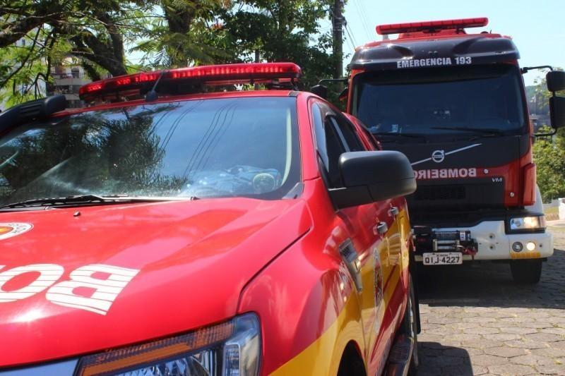 Idosos ficam feridos após colidirem com o veículo em mureta de ponte em Ituporanga