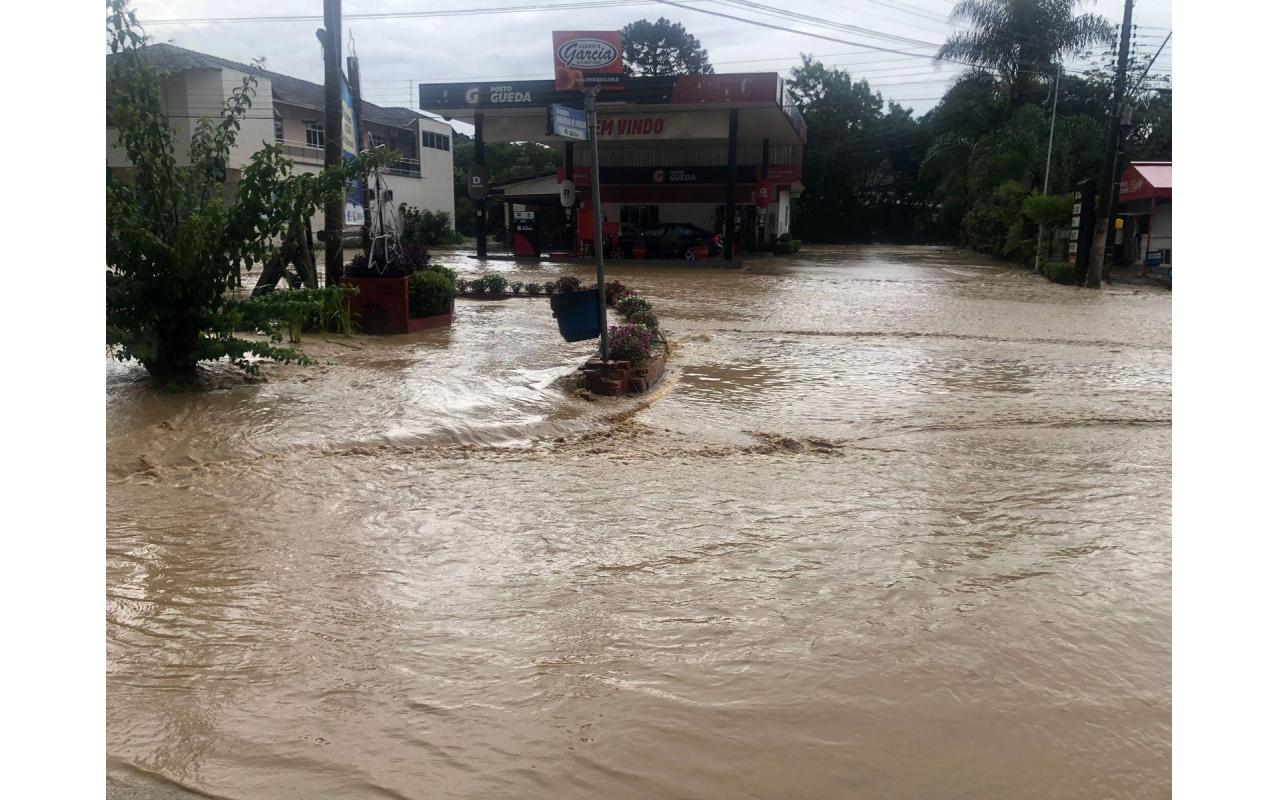 Imbuia contabiliza prejuízos após enxurrada registrada no domingo (03); Seis pontes foram arrancadas e ainda há famílias isoladas