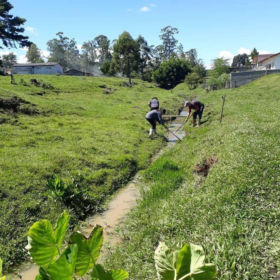 Imbuia faz desassoreamento de rio e o trabalho vai aumentar ação de combate ao borrachudo