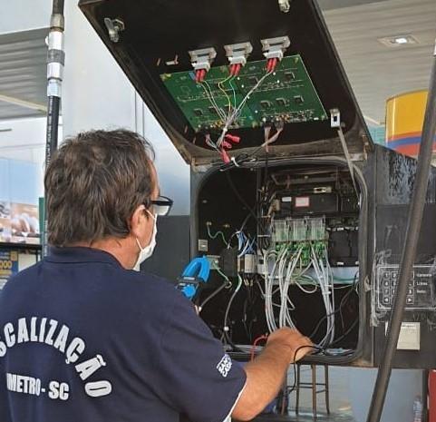 Imetro faz megaoperação e interdita bombas de combustível em SC