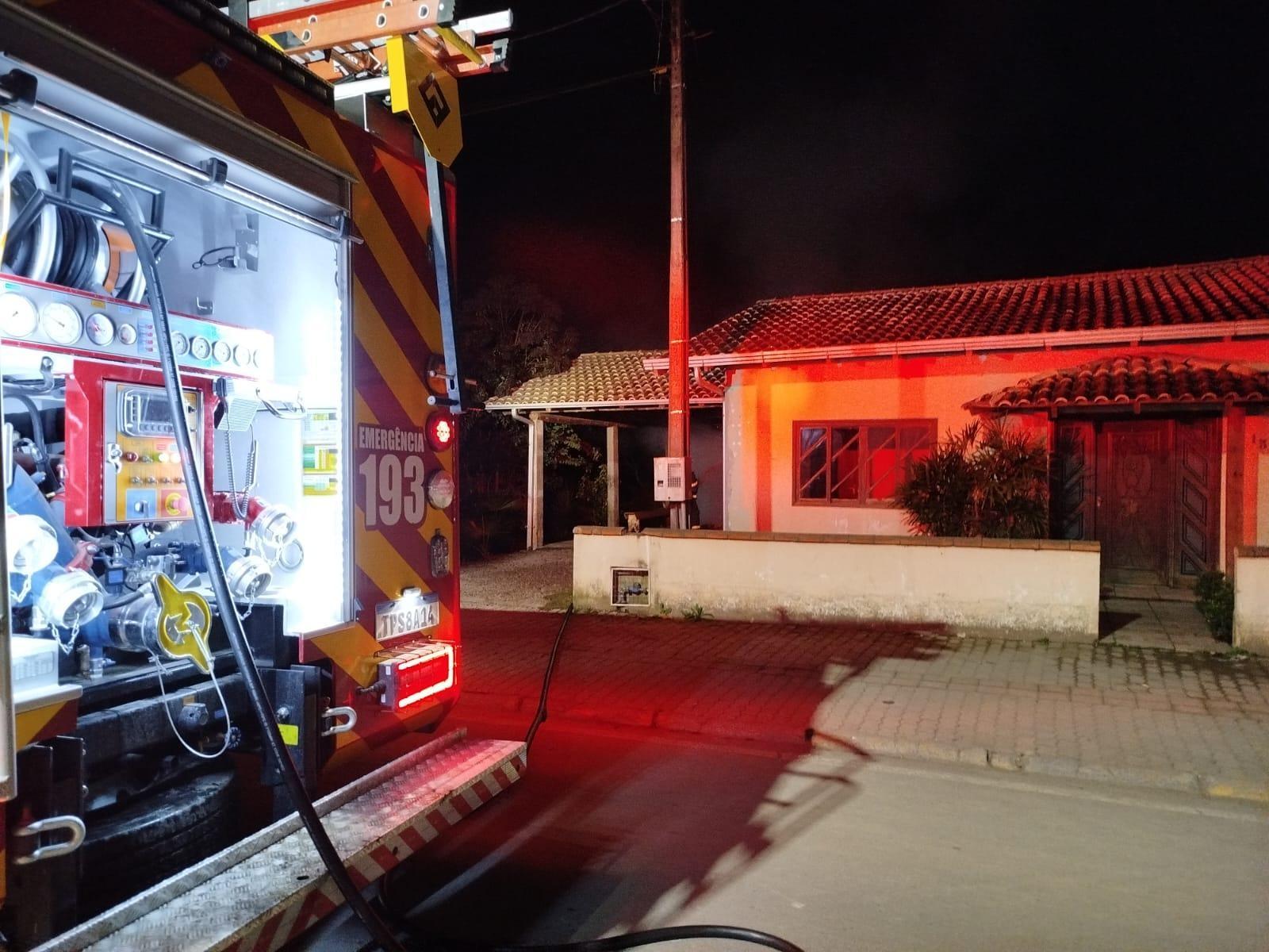 Incêndio atinge área de festas de residência em Ituporanga