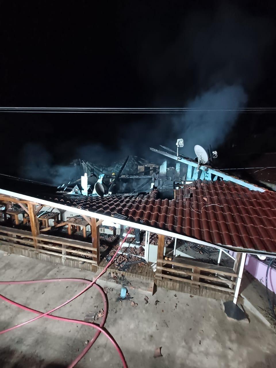 Incêndio atinge comércio e mobiliza bombeiros