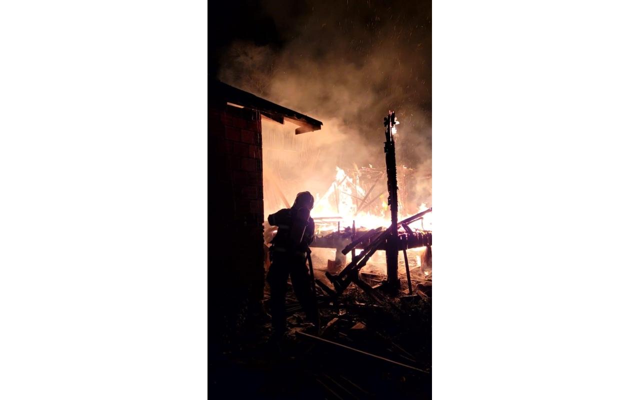Incêndio atinge duas casas em Bom Retiro; morador foi retirado por vizinhos em meio ao fogo