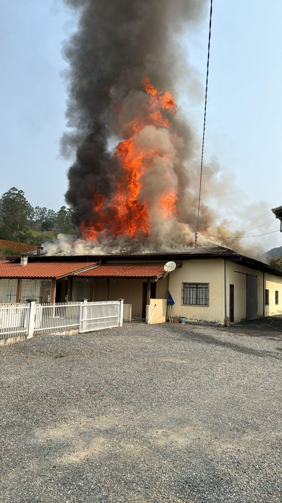 Incêndio atinge edificação comercial em Vidal Ramos