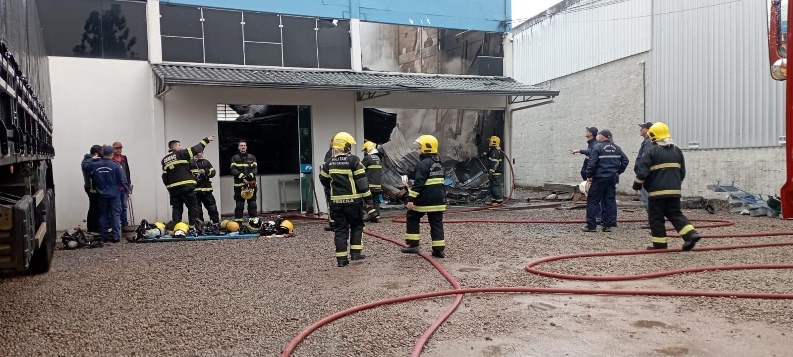  Incêndio atinge empresa de implementos rodoviários em Rio do Sul