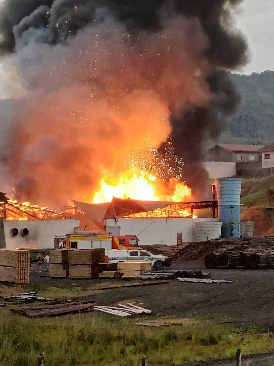 Incêndio atinge empresa têxtil em Bom Retiro e mobiliza equipes de bombeiros