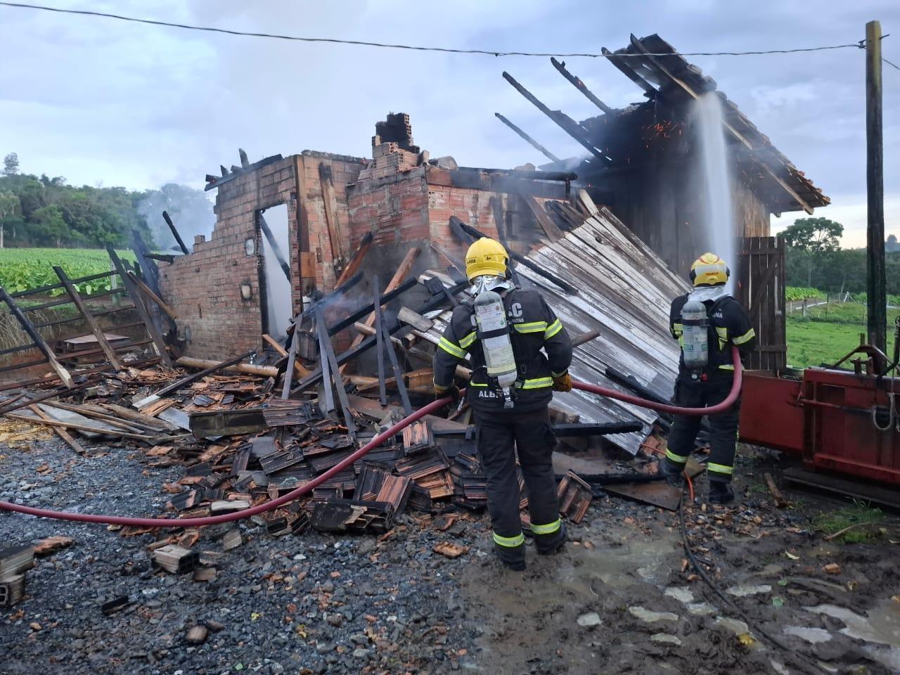 Incêndio atinge estufa de fumo e destrói grande parte da estrutura em Aurora