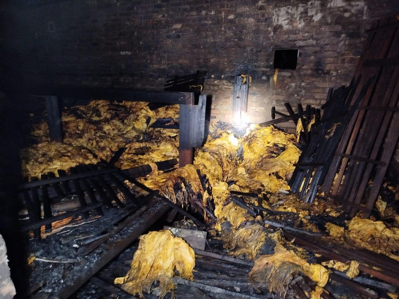 Incêndio atinge estufa de fumo na comunidade de Rio das Pedras em Ituporanga