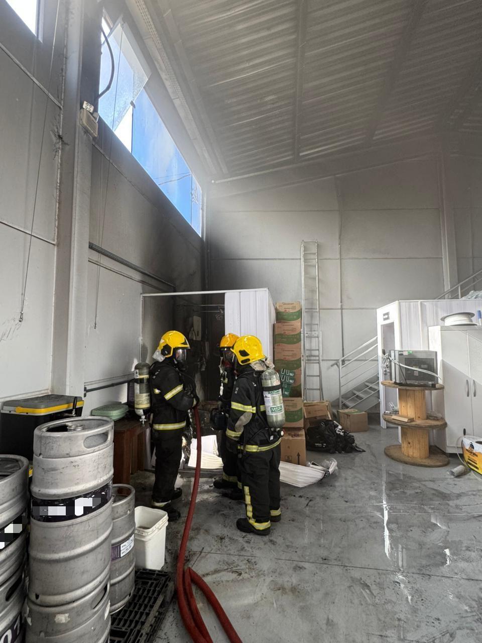 Incêndio atinge fábrica de bebidas e mobiliza bombeiros