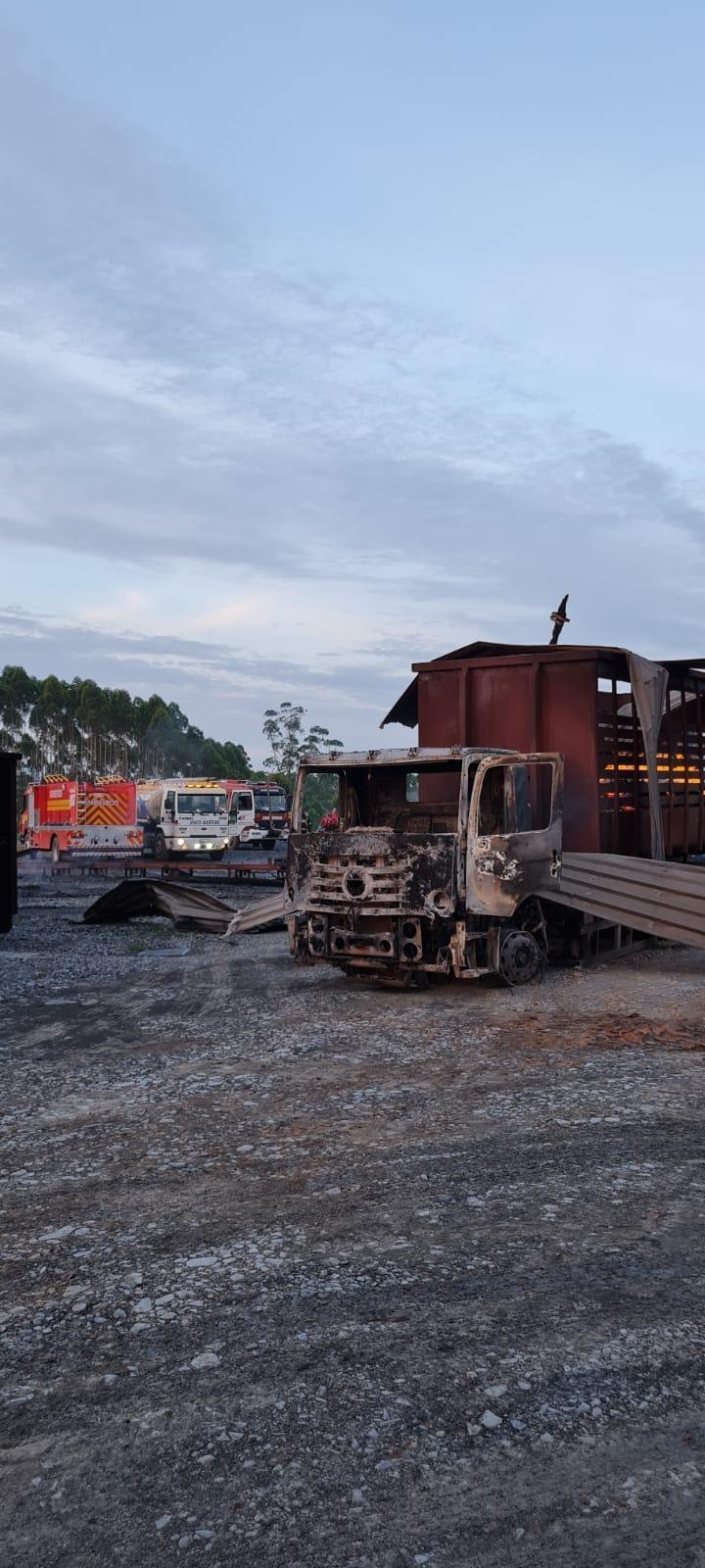 Incêndio atinge fábrica de carvão e deixa caminhão destruído no Alto Vale