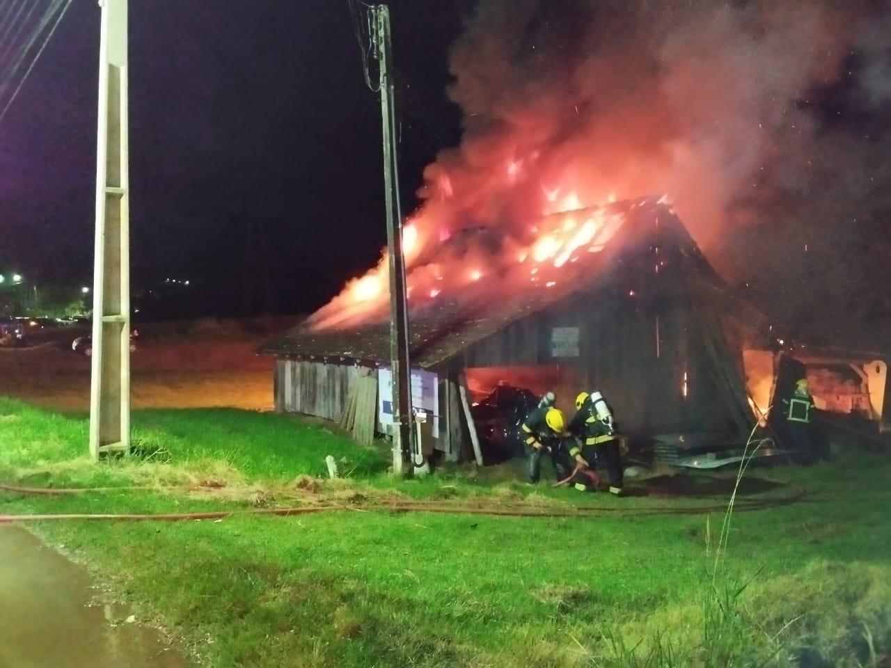 Incêndio atinge galpão de madeira