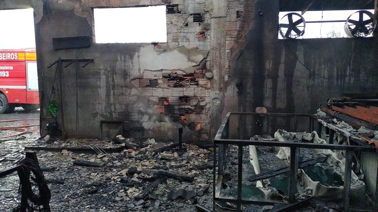 Incêndio atinge galpão de empresa em Aurora