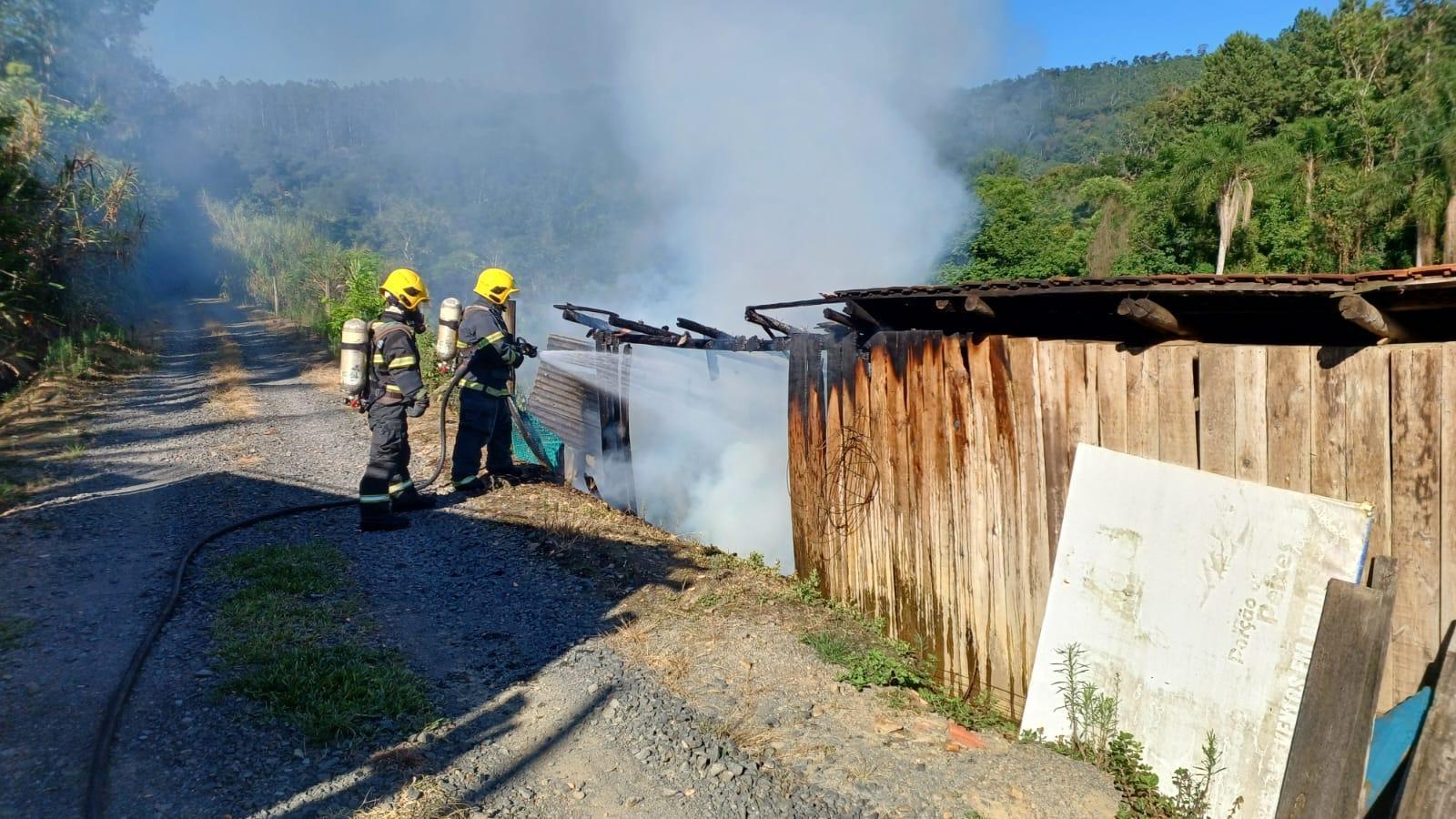 Incêndio atinge rancho em Taió e danifica cerca de 30% da estrutura