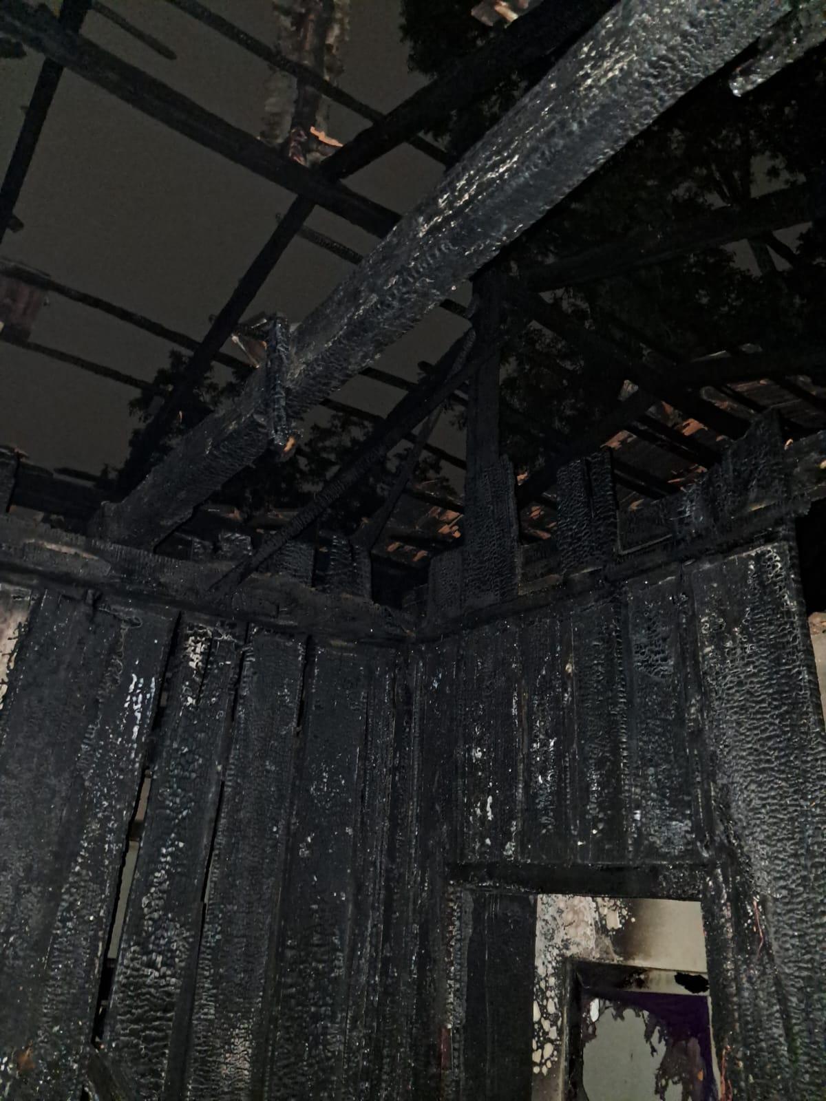 Incêndio atinge residência de madeira em Rio do Sul