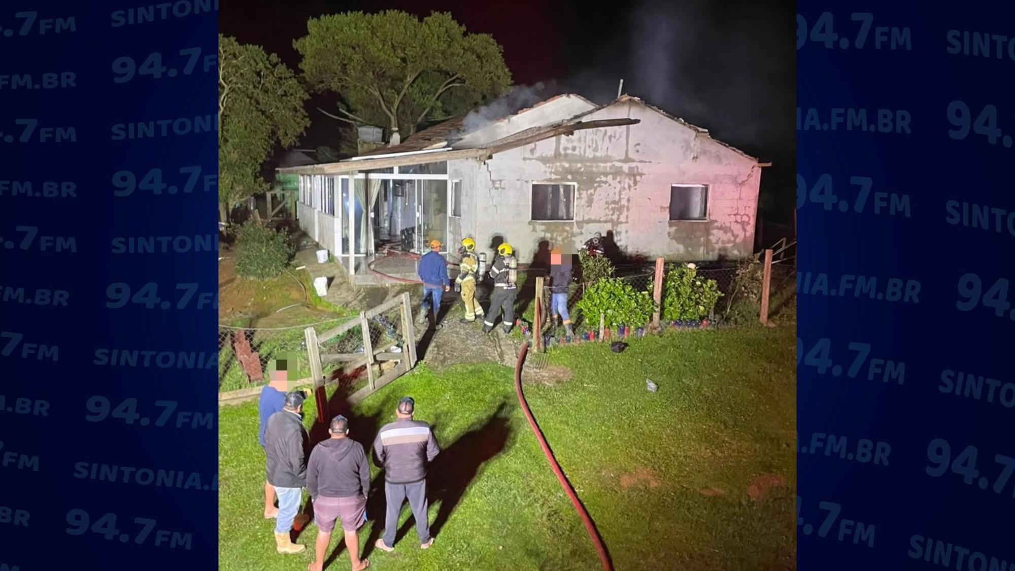 Incêndio atinge residência e compromete estrutura do imóvel em Alfredo Wagner