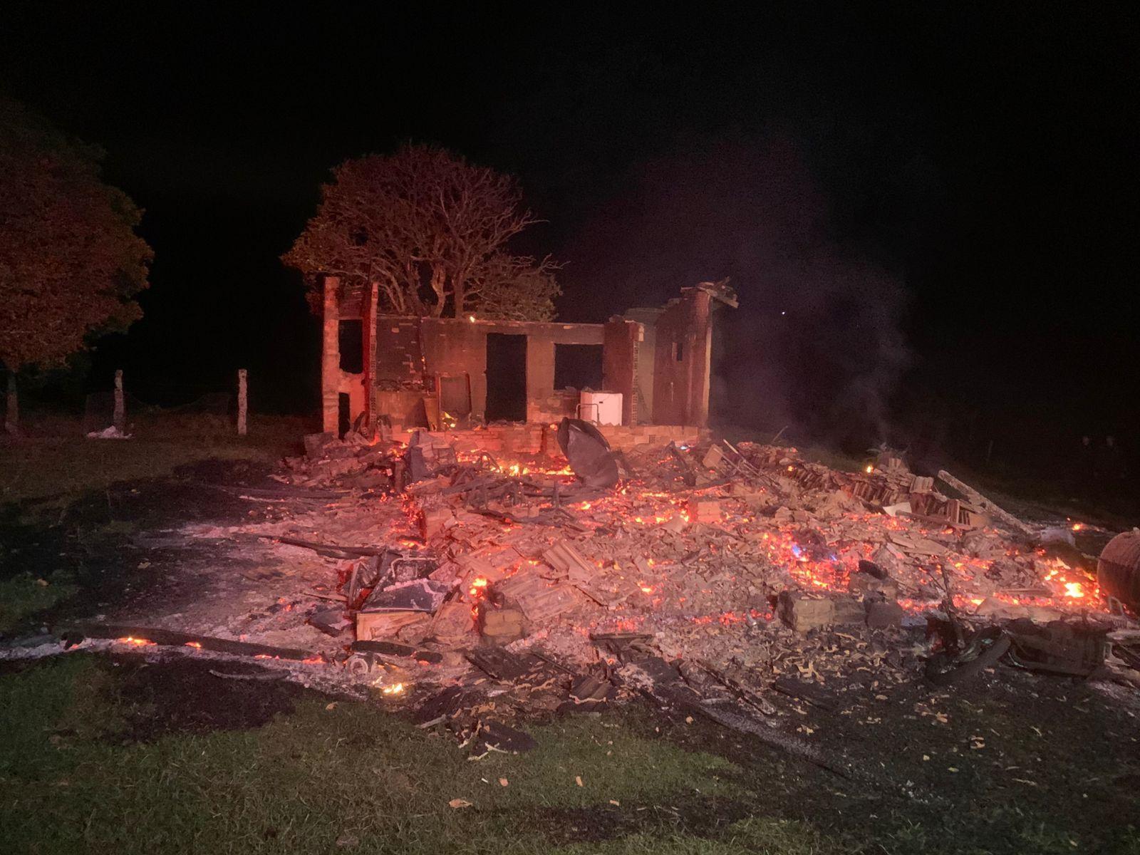 Incêndio atinge residência em Presidente Nereu