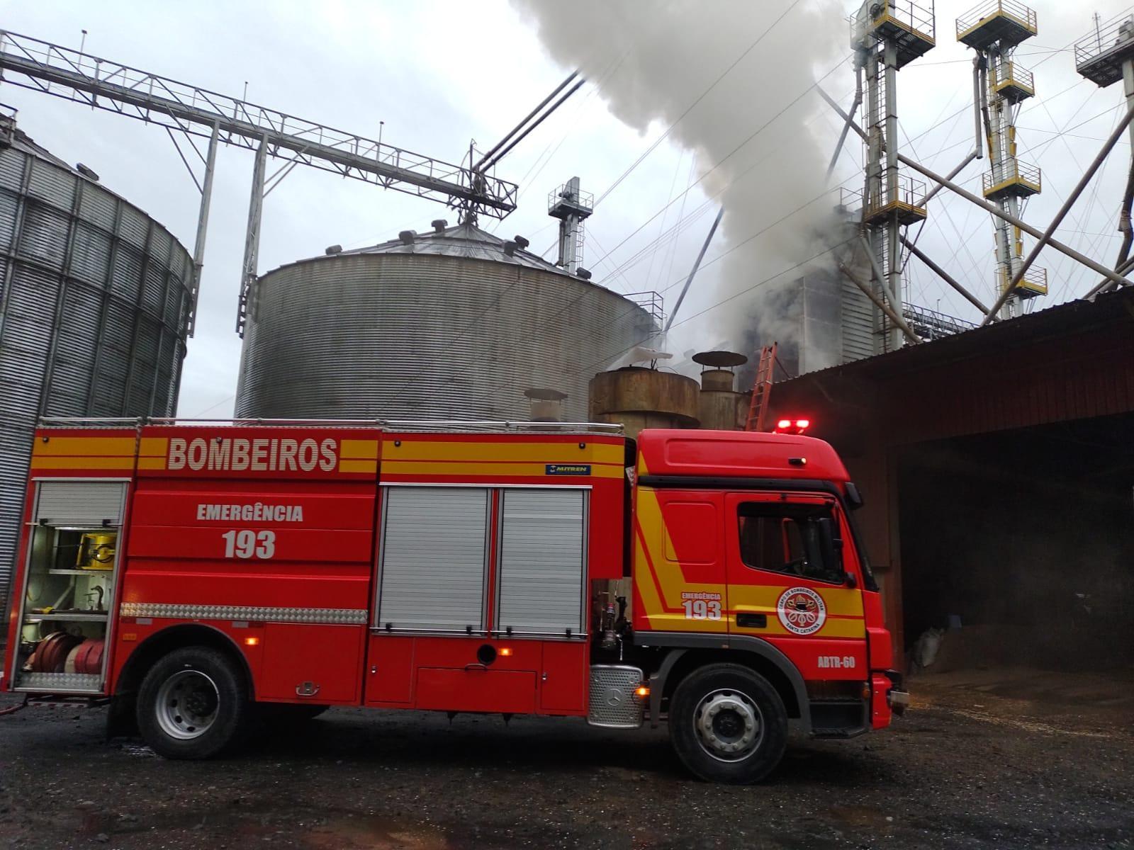 Incêndio atinge silo de secagem de grãos da Cravil em Ituporanga