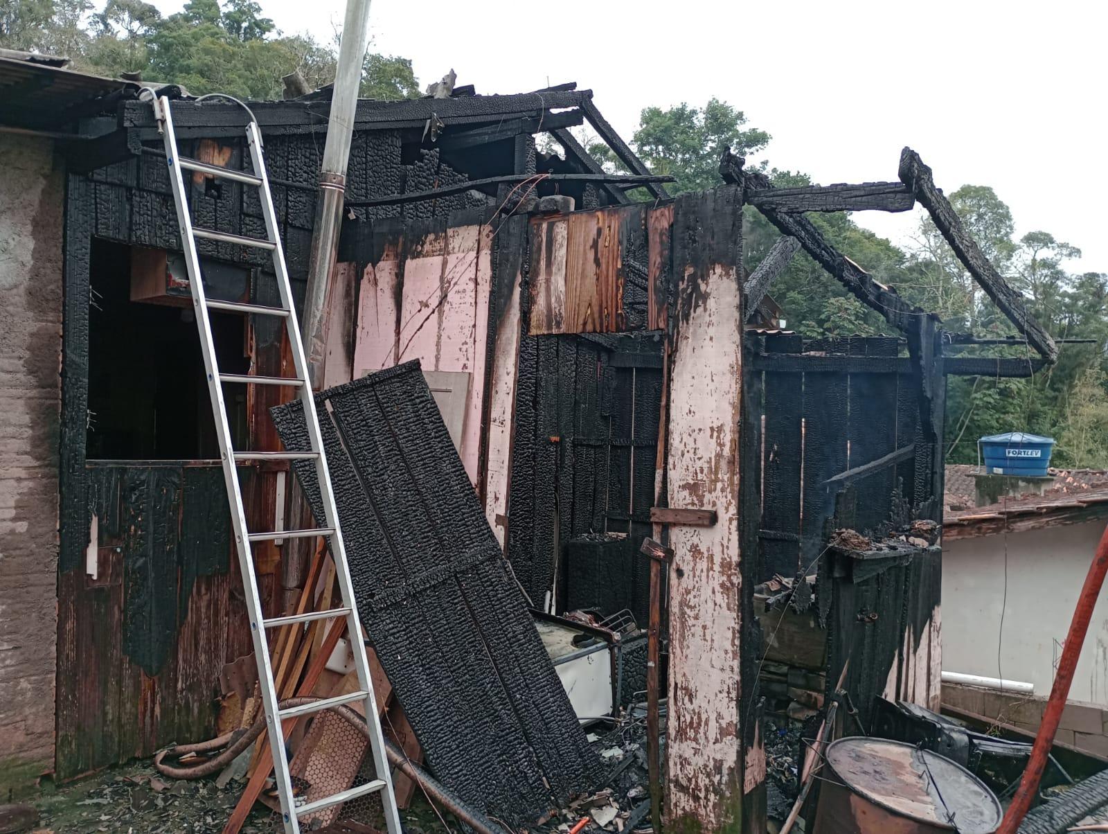 Incêndio atinge três residências e destrói duas delas no Alto Vale