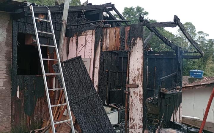 Incêndio atinge três residências e destrói duas delas no Alto Vale