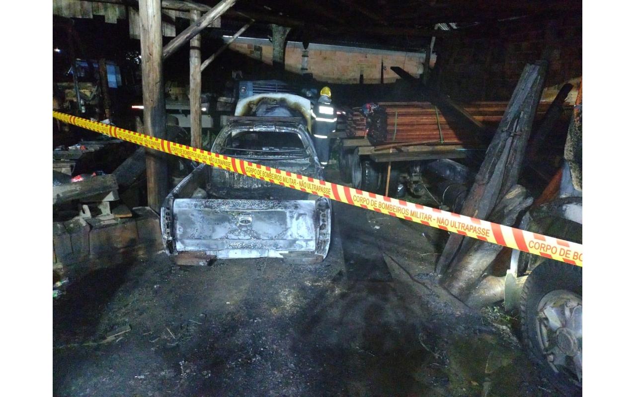 Incêndio atinge veículos em madeireira de Ituporanga