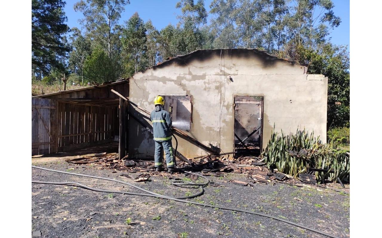 Incêndio consome quase 100% de residência no interior de Ituporanga