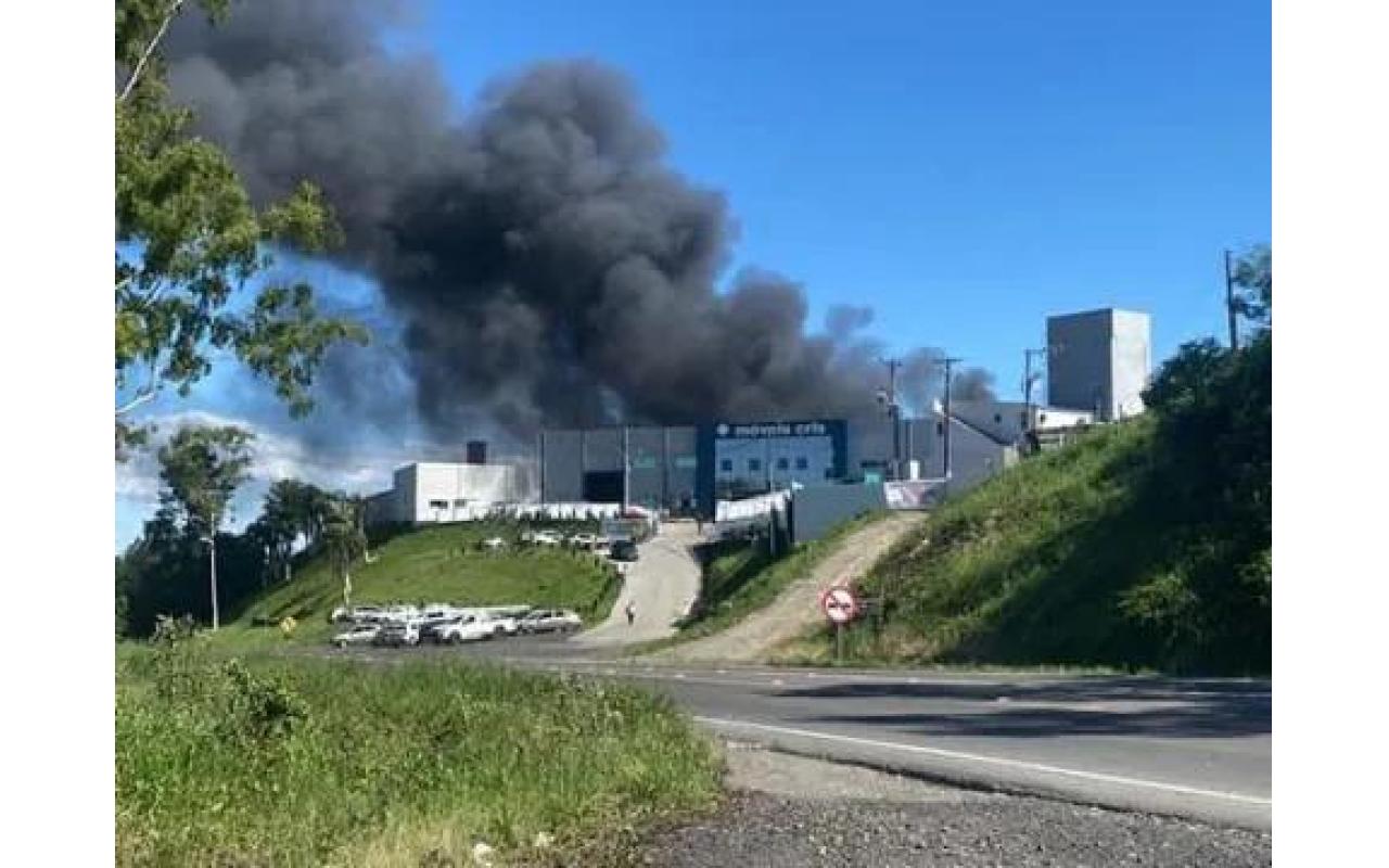 Incêndio de grandes proporções atinge fábrica de móveis em Pouso Redondo