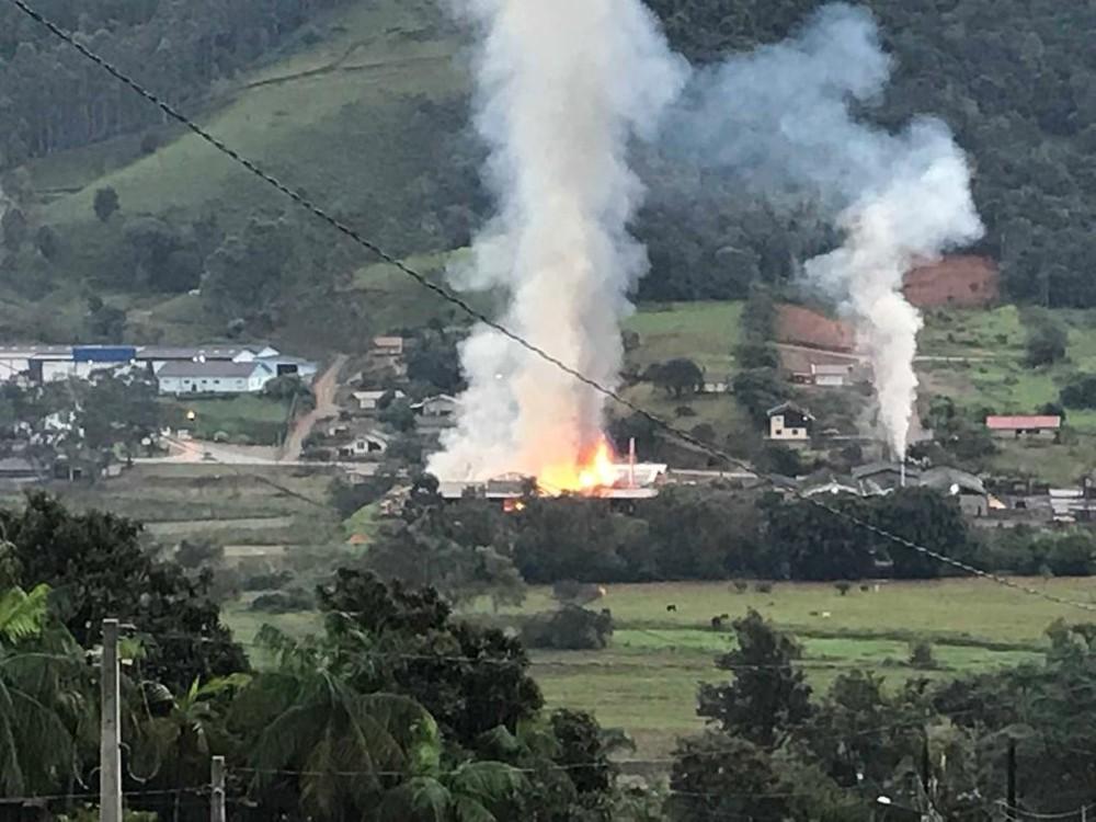 Incêndio de grandes proporções atinge indústria de madeira em Presidente Getúlio