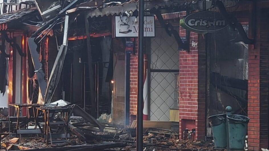 Incêndio de grandes proporções destrói prédio histórico na Rua XV de Novembro, em Blumenau