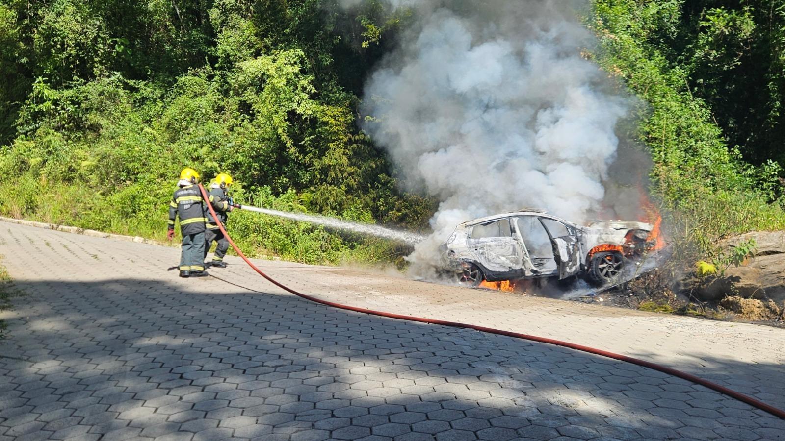 Incêndio destrói carro na localidade de Nova Itália, em Aurora
