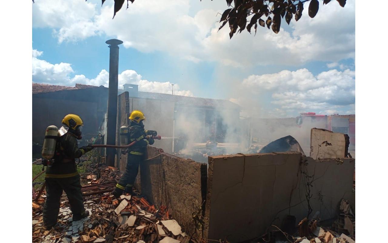 Incêndio destrói casa distante cerca de 45 km do centro de Bom Retiro