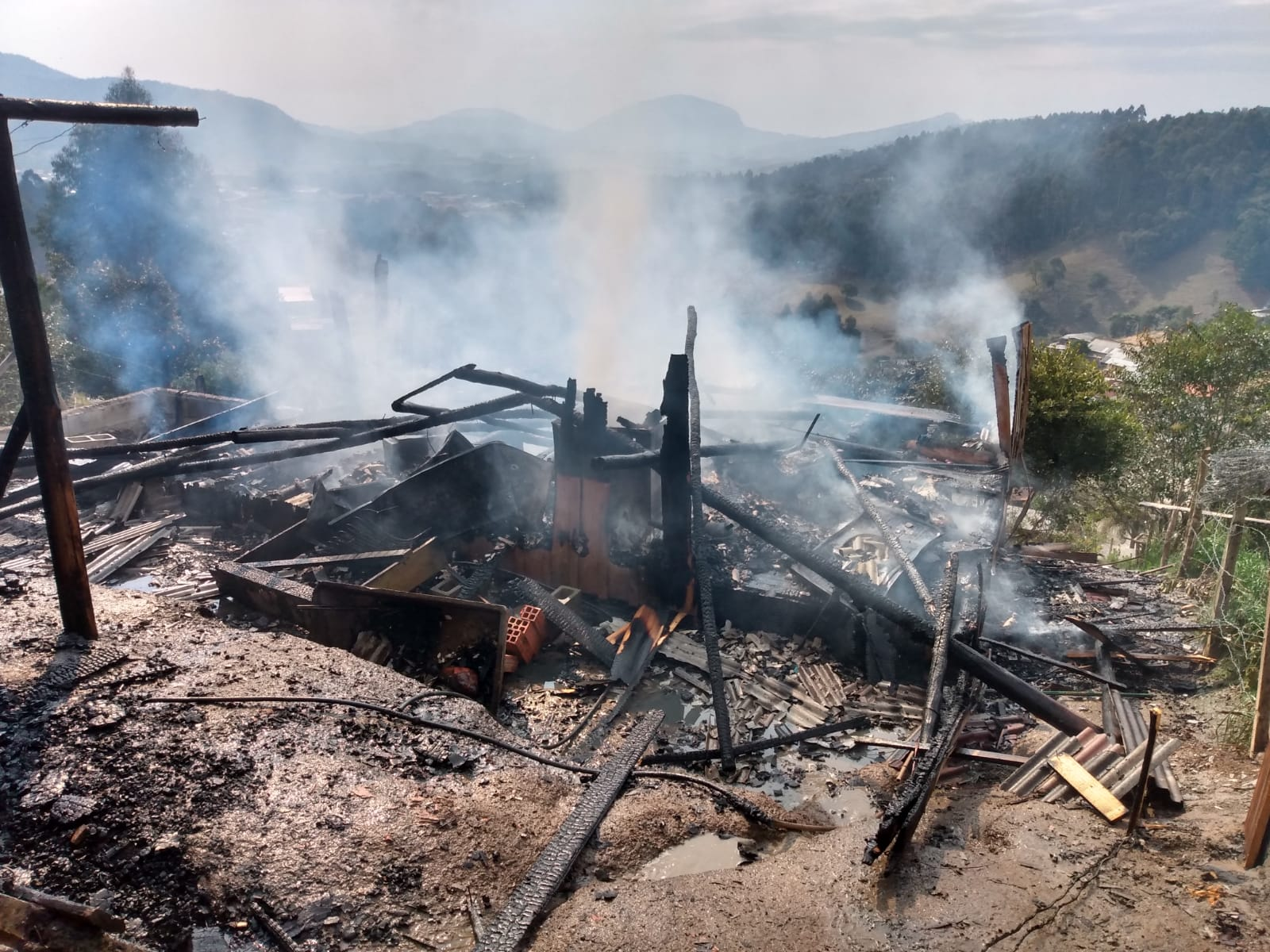 Incêndio destrói casa em Bom Retiro 