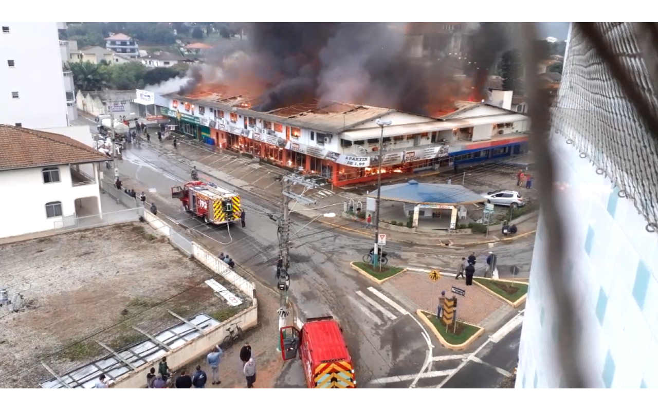 Incêndio destrói centro comercial no Alto Vale do Itajaí