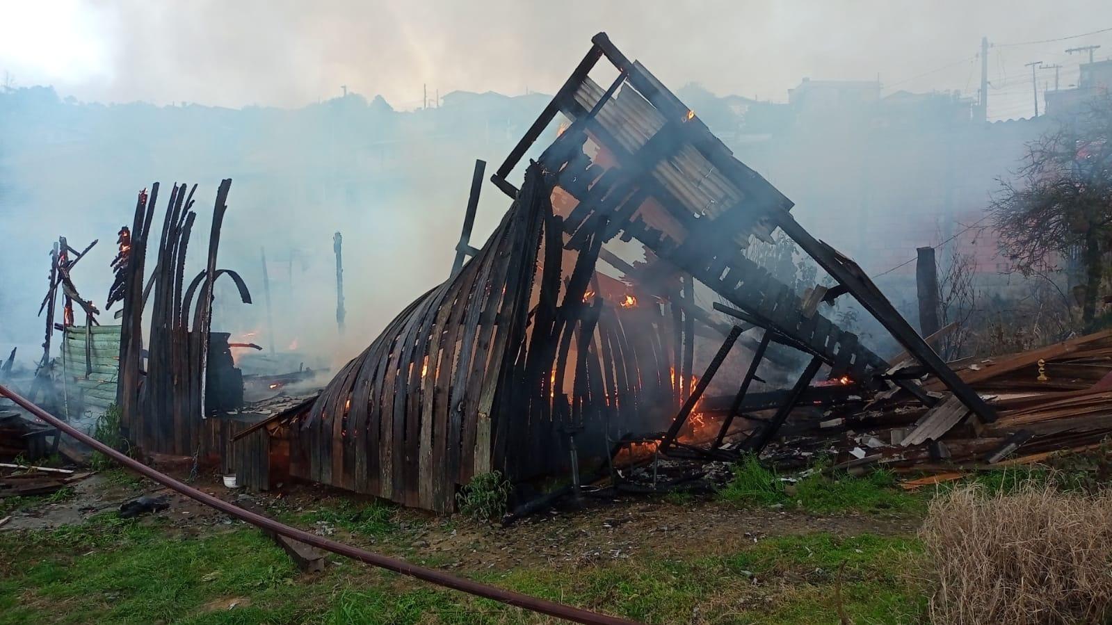 Incêndio destrói duas residências em Bom Retiro