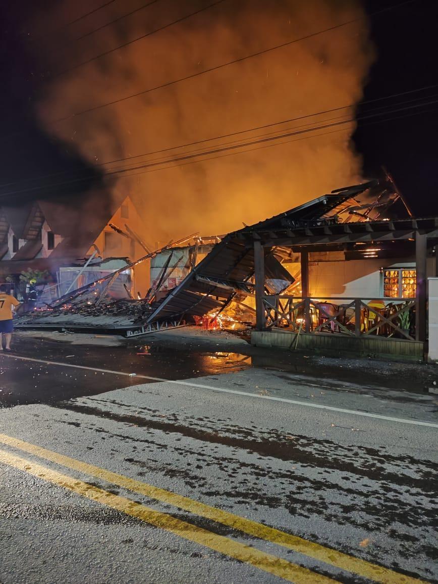 Incêndio destrói edificação comercial em Agrolândia