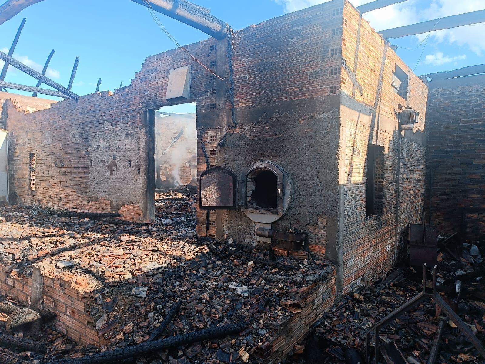 Incêndio destrói estufa de fumo e causa prejuízo de R$ 250 mil