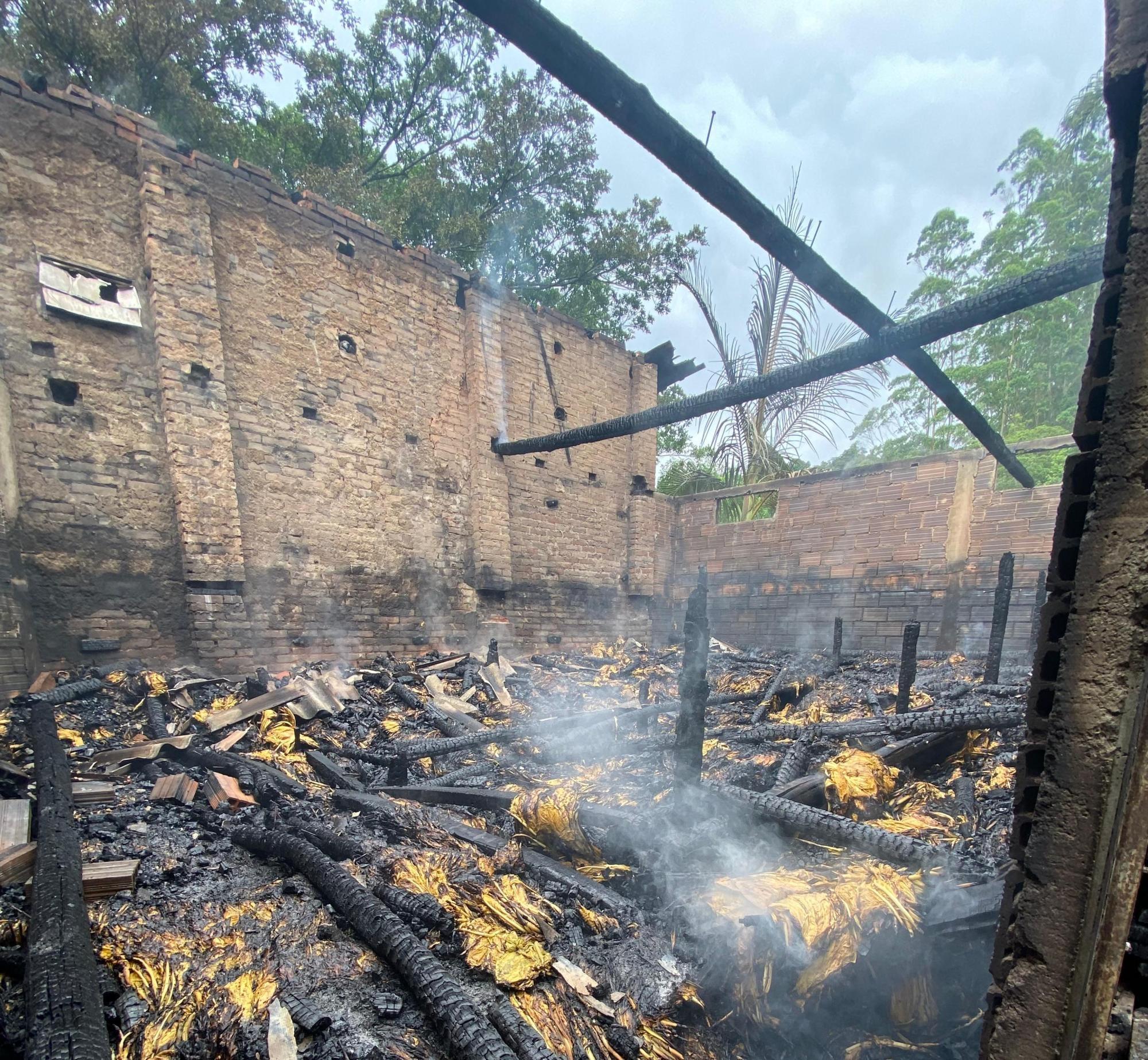 Incêndio destrói estufa de fumo e marcenaria em Leoberto Leal