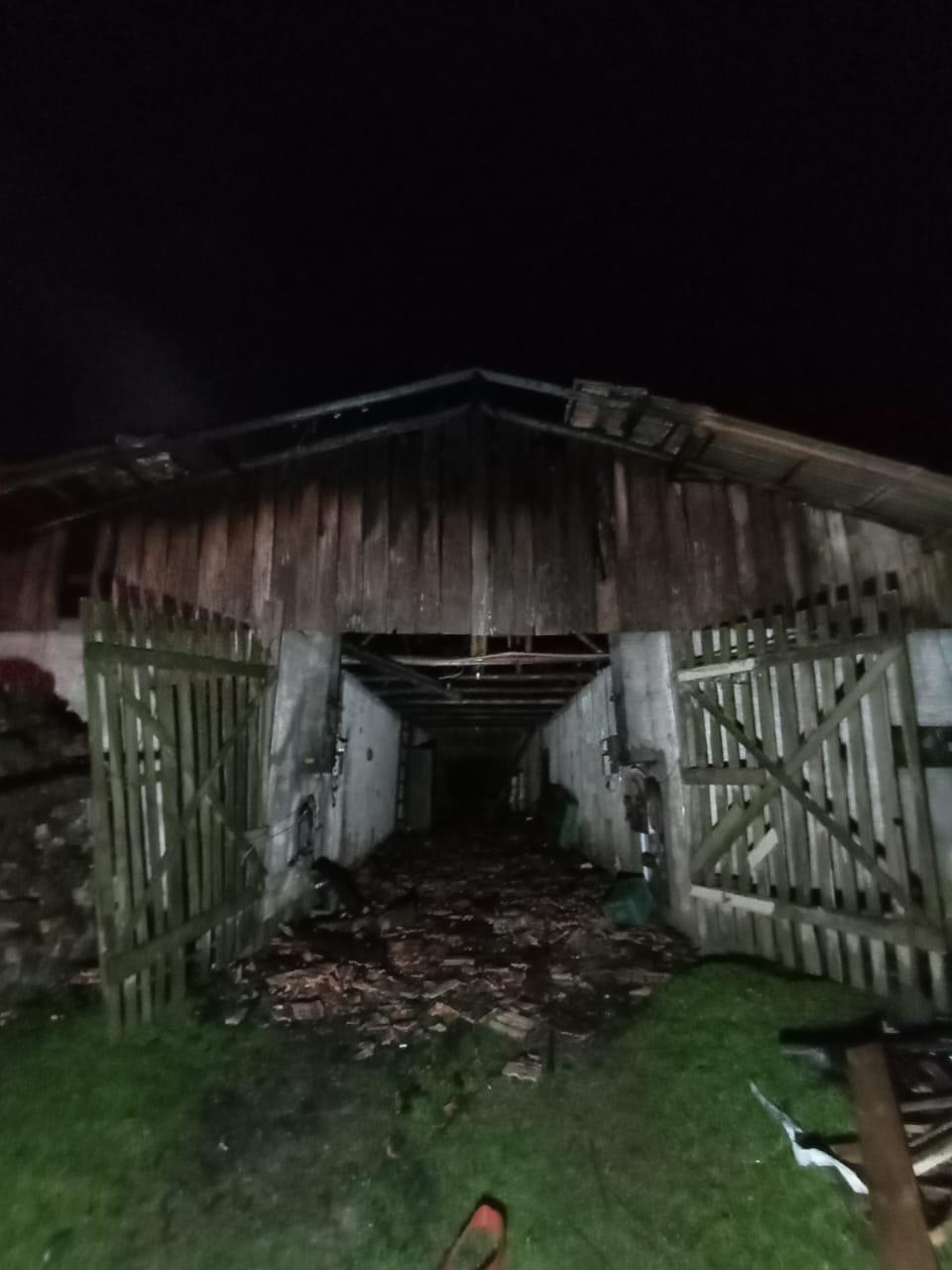 Incêndio destrói estufa de fumo em Imbuia