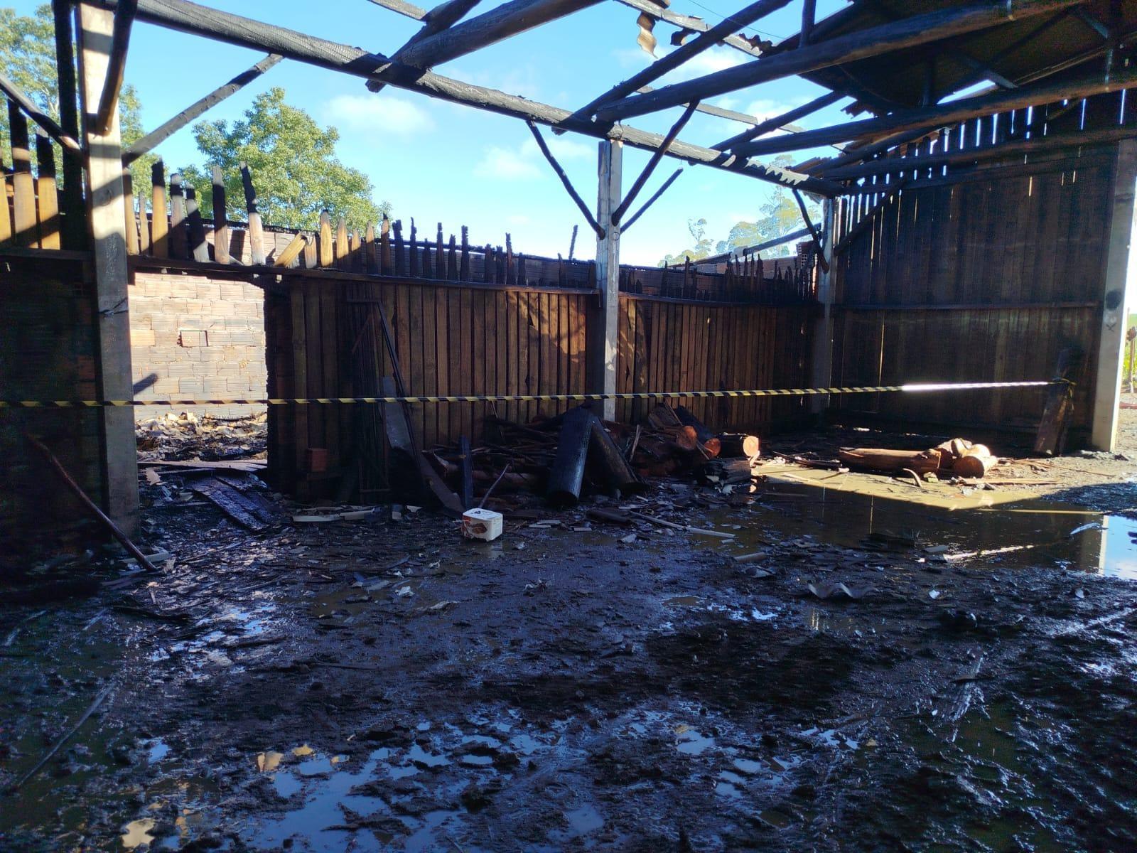 Incêndio destrói estufa de fumo em Vidal Ramos e causa prejuízo estimado em R$ 150 mil