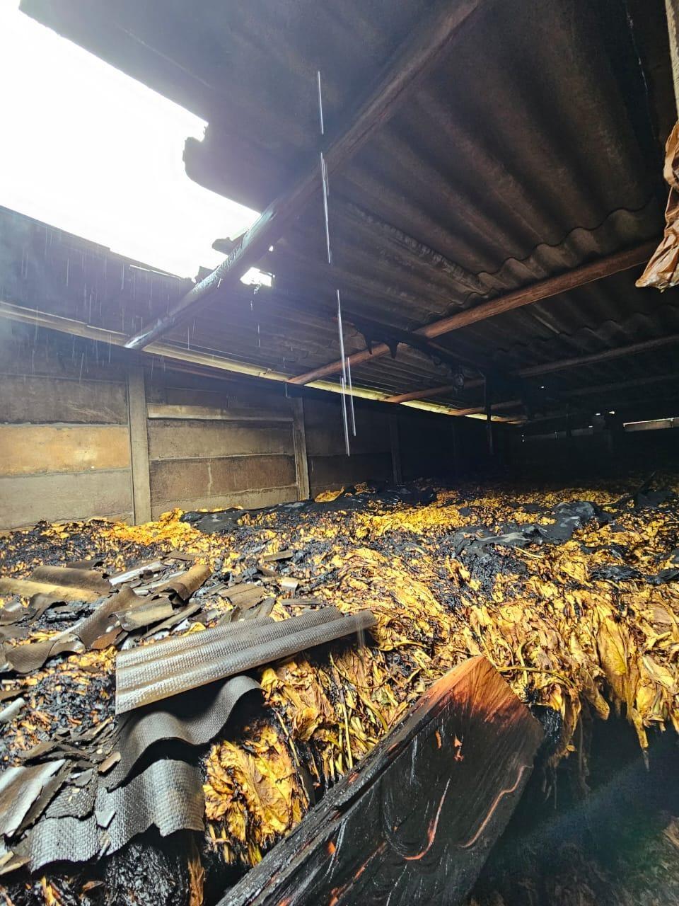 Incêndio destrói estufa de secagem de fumo e equipamentos agrícolas em Chapadão do Lageado
