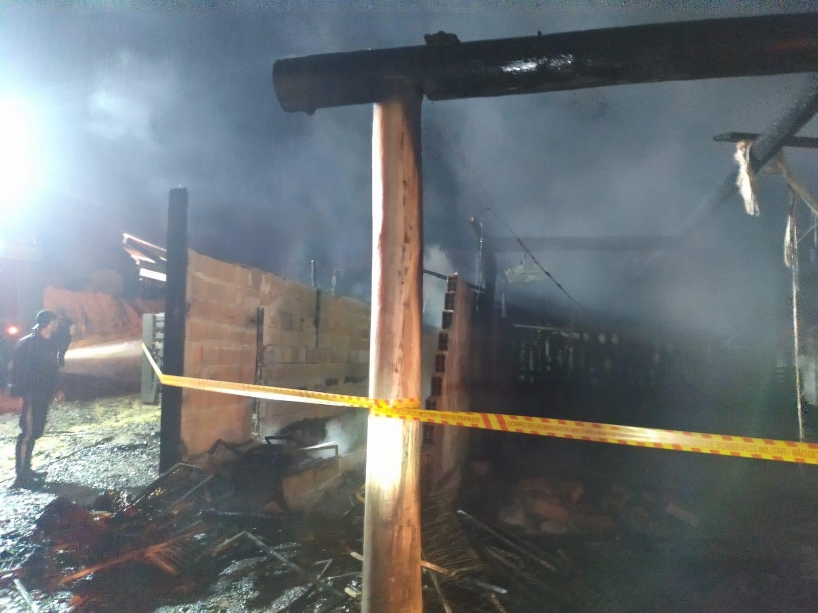 Incêndio destrói estufas de secagem de fumo em Vidal Ramos