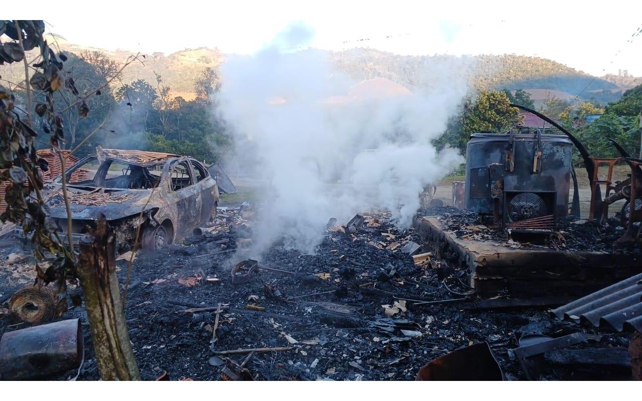 Incêndio destrói galpão, veículo e maquinários em Alfredo Wagner