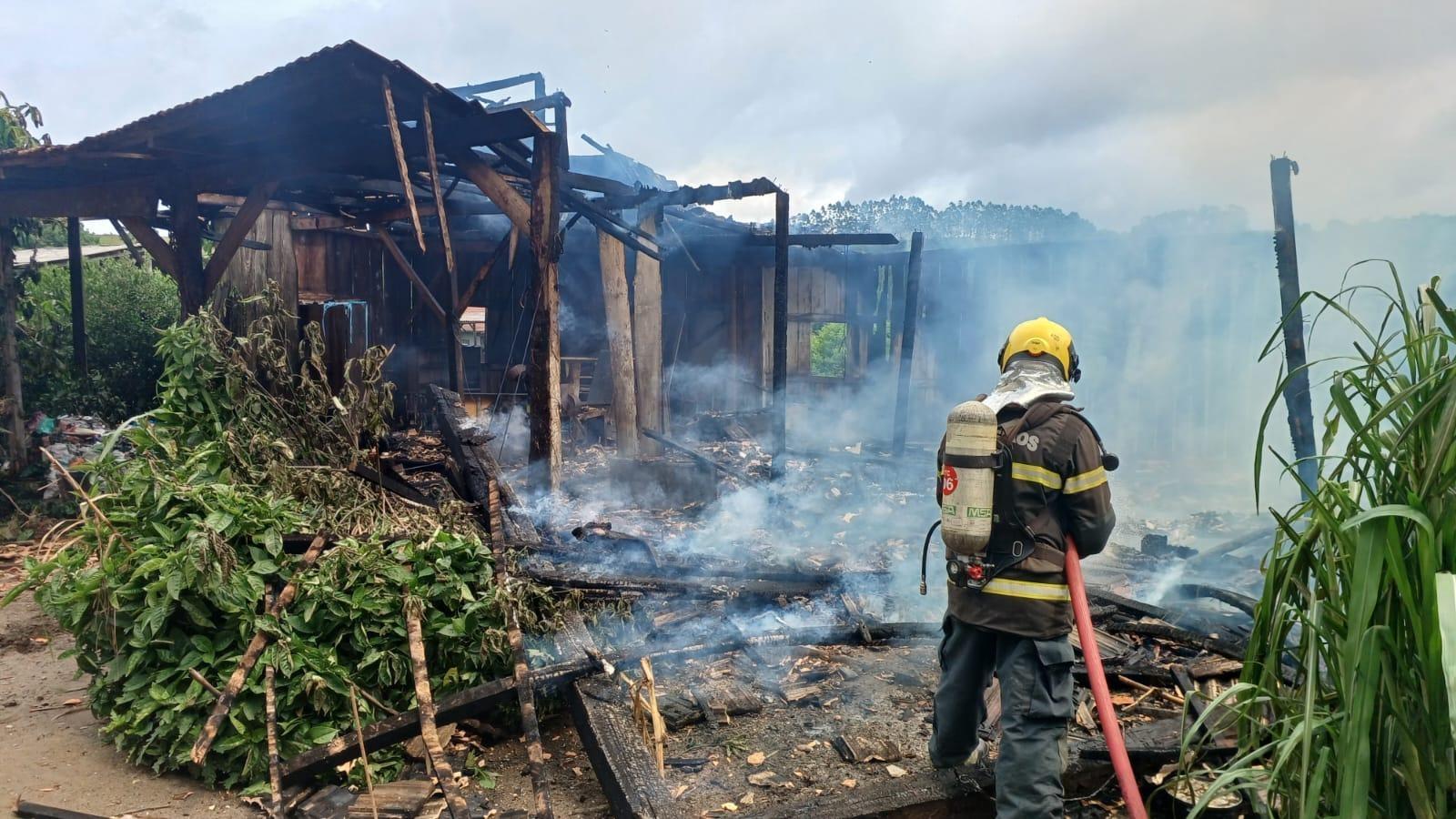 Incêndio destrói galpão agrícola em Trombudo Central e mobiliza Bombeiros Militares