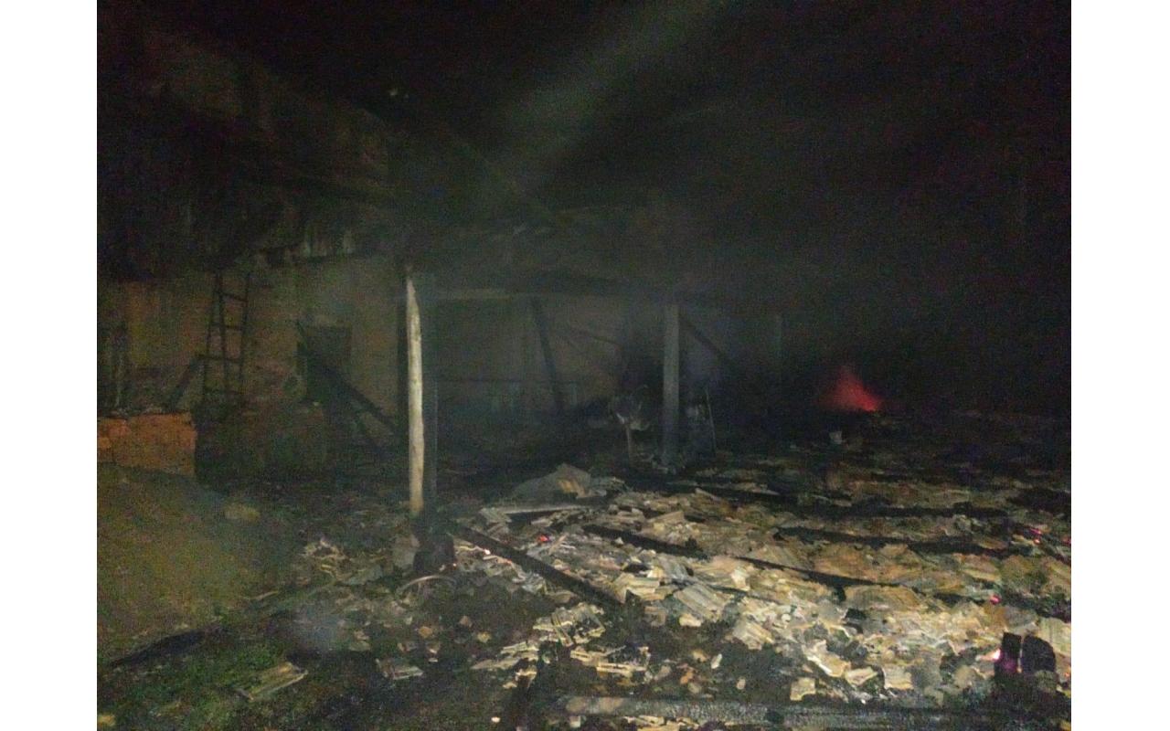 Incêndio destrói galpão agrícola no interior de Leoberto Leal